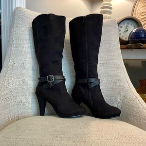 KISSES “Too Mindy” black high heeled boots, Size 8